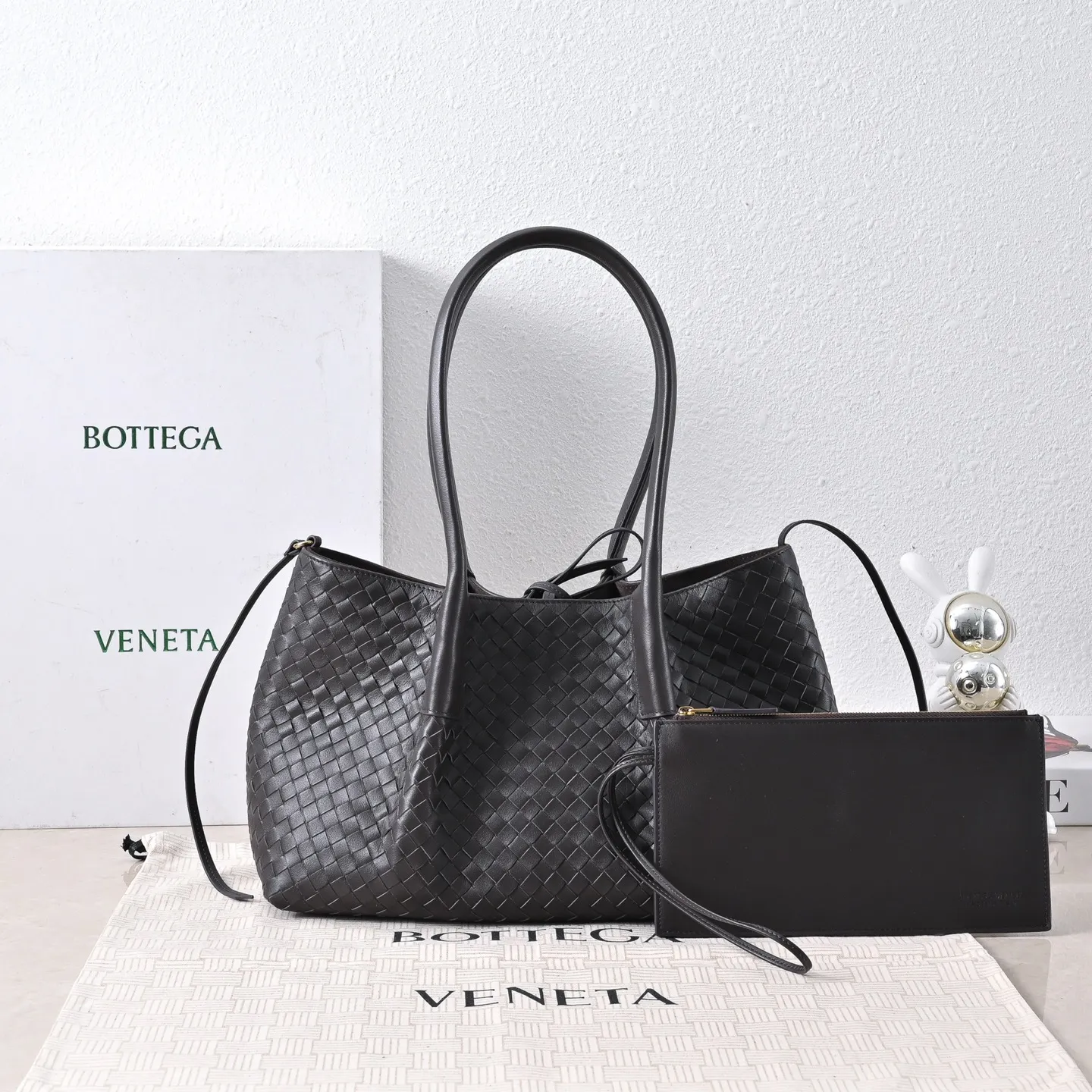 Batch 1860 Bv 2025 early spring series Pinacoteca medium tote handbag. The front is made of classic Intreccia woven cow leather. It is low-key and luxurious. The flip side is made of warm suede. It instantly switches to a lazy and casual style. It has a large interior capacity. It is no pressure to carry a computer for commuting. It is also thoughtfully matched with a small detachable bag. It is full of security. The woven texture is so delicate that you can't put it down. The highlight is that it is super versatile. Come and get your new bag😝 Model: 4371 Size: 34*20*14cm